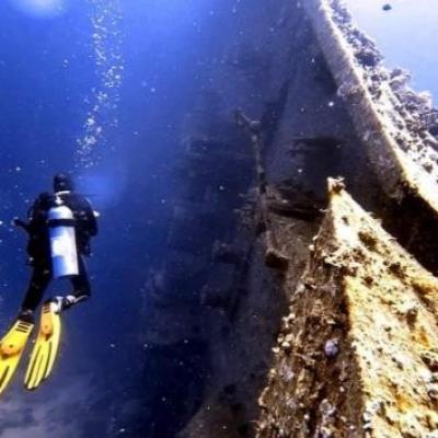 Plongeurs explorant l’épave Salem Express en Mer Rouge avec Birds of Paradise.